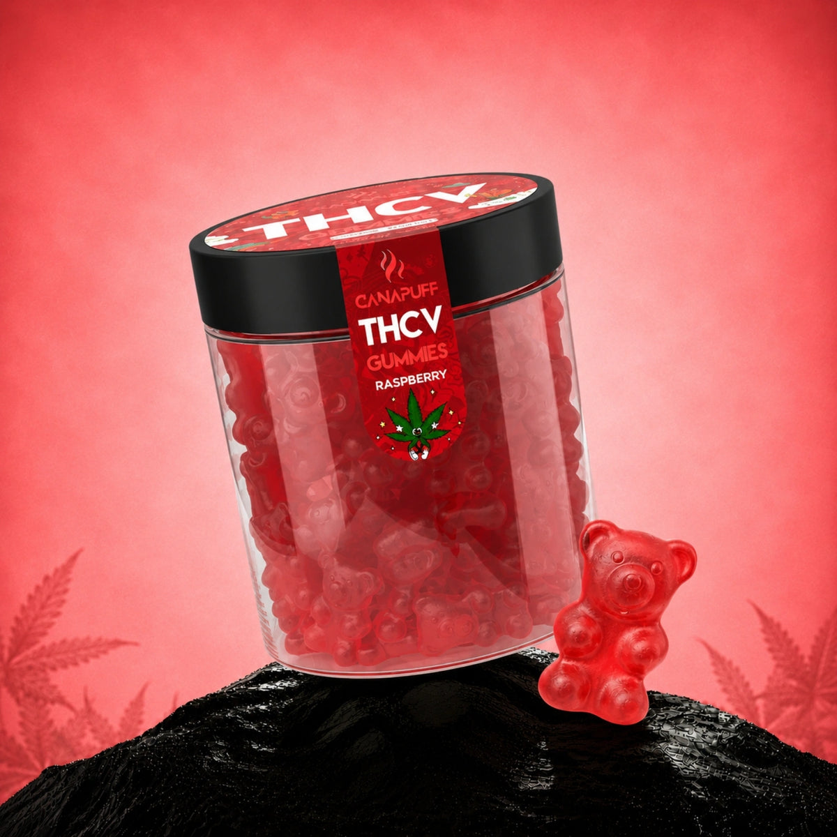 Canapuff THCv Gummies Raspberry in transparante pot met zwarte deksel, rode gummies en een gummy in berenvorm ernaast op zwarte steen