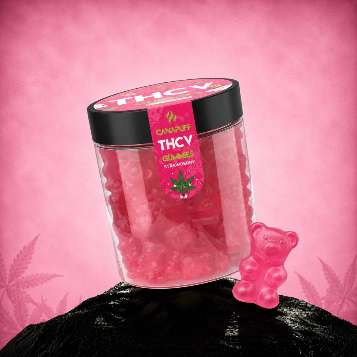 Canapuff THCv gummies met aardbeiensmaak in transparante pot met zwarte deksel en roze label tegen roze achtergrond
